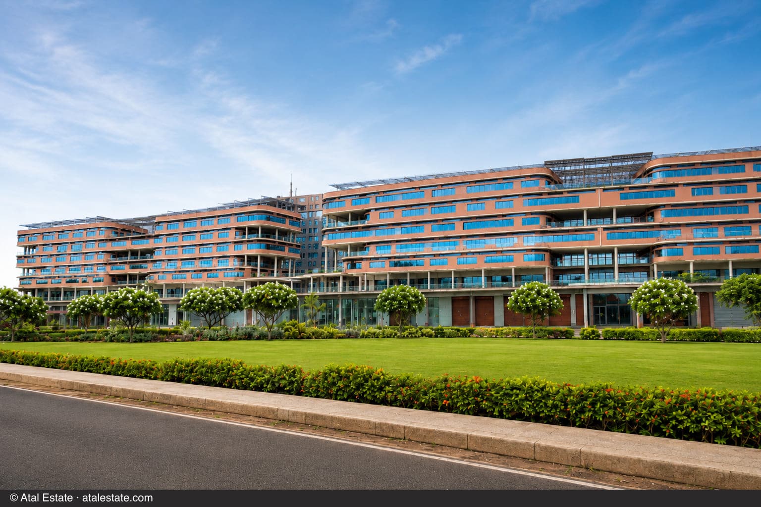 CBD Retail Complex — poora facade aur front lawn