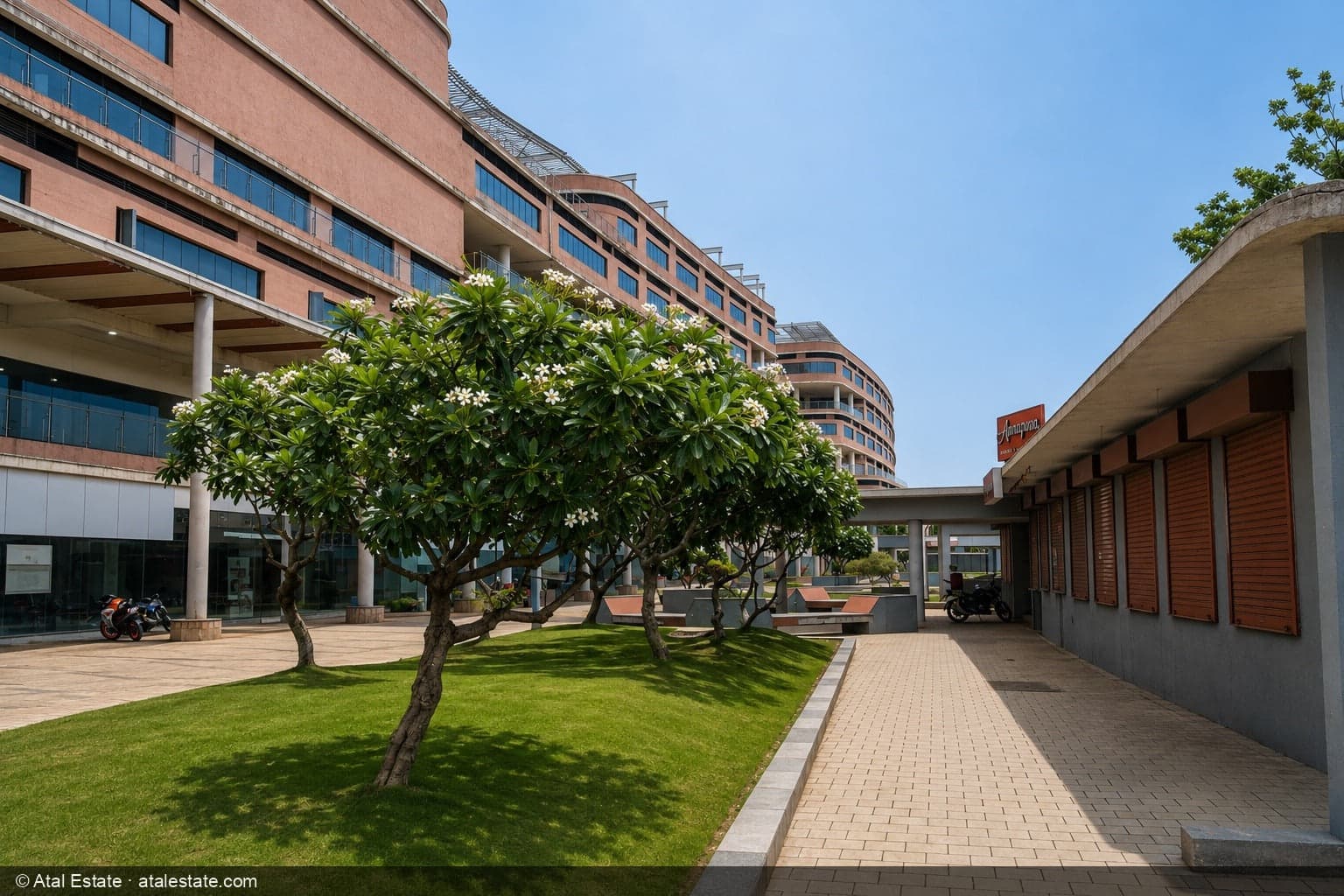 CBD Retail Complex — internal courtyard aur F&B outlets